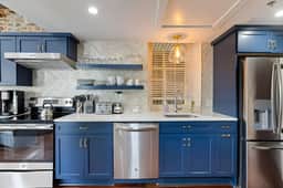 192 East Bay, 300